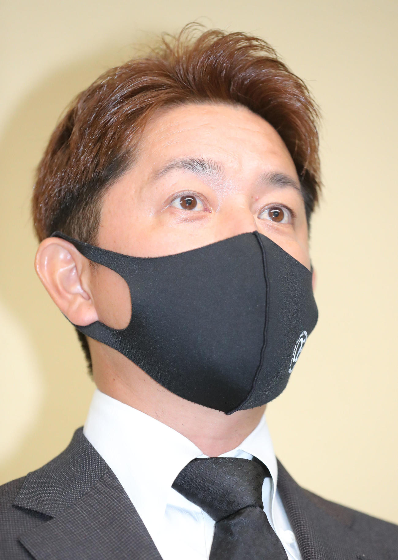 戦力外通告を受けた川島慶三は報道陣の質問にこたえる（撮影・梅根麻紀）