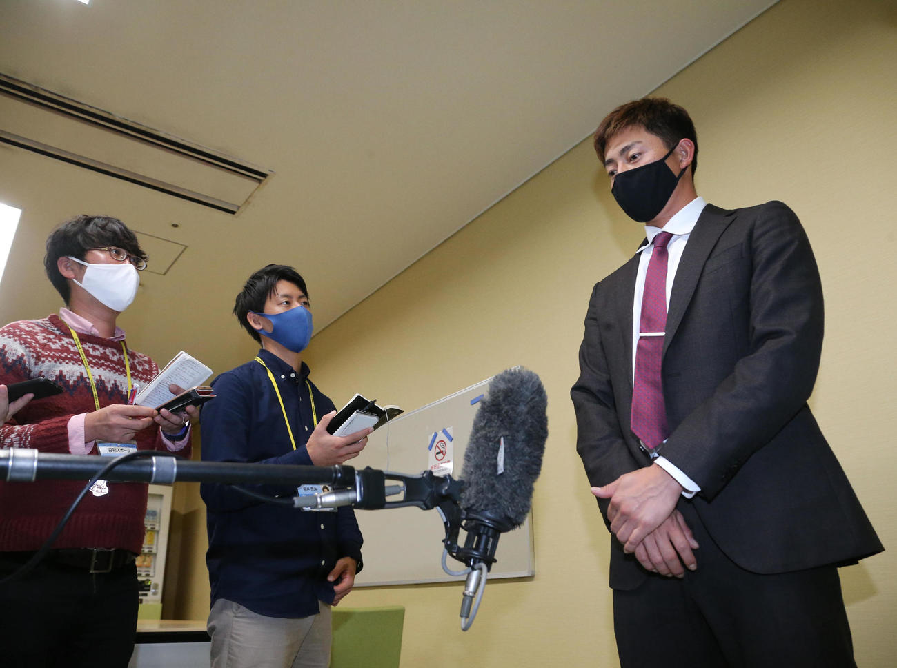 戦力外通告を受けた川島慶三は報道陣の質問にこたえる（撮影・梅根麻紀）
