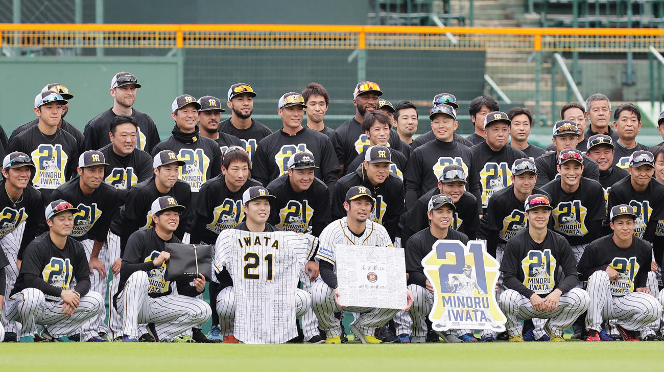 阪神対中日　練習開始前に選手とともに記念撮影を行う阪神岩田（撮影・清水貴仁）
