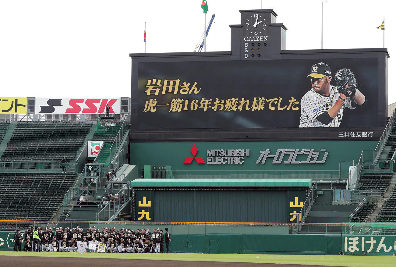 阪神対中日　練習前、今季限りで現役を引退する阪神岩田はナインと記念撮影を行う（撮影・前田充）
