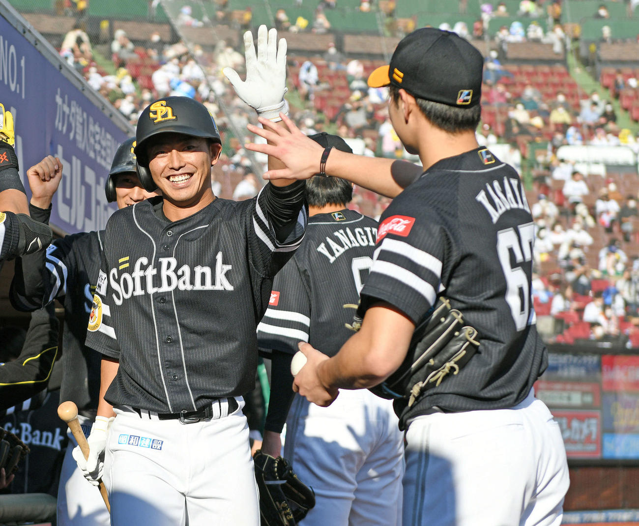 ソフトバンク釜元豪（左手前）（2021年10月24日撮影）