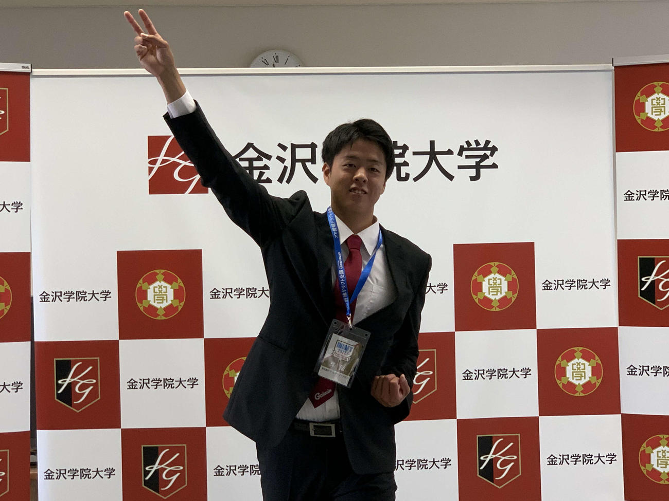 楽天ドラフト3位の金沢学院大・松井は指名あいさつを終え、笑顔で投球フォームを披露する（球団提供）