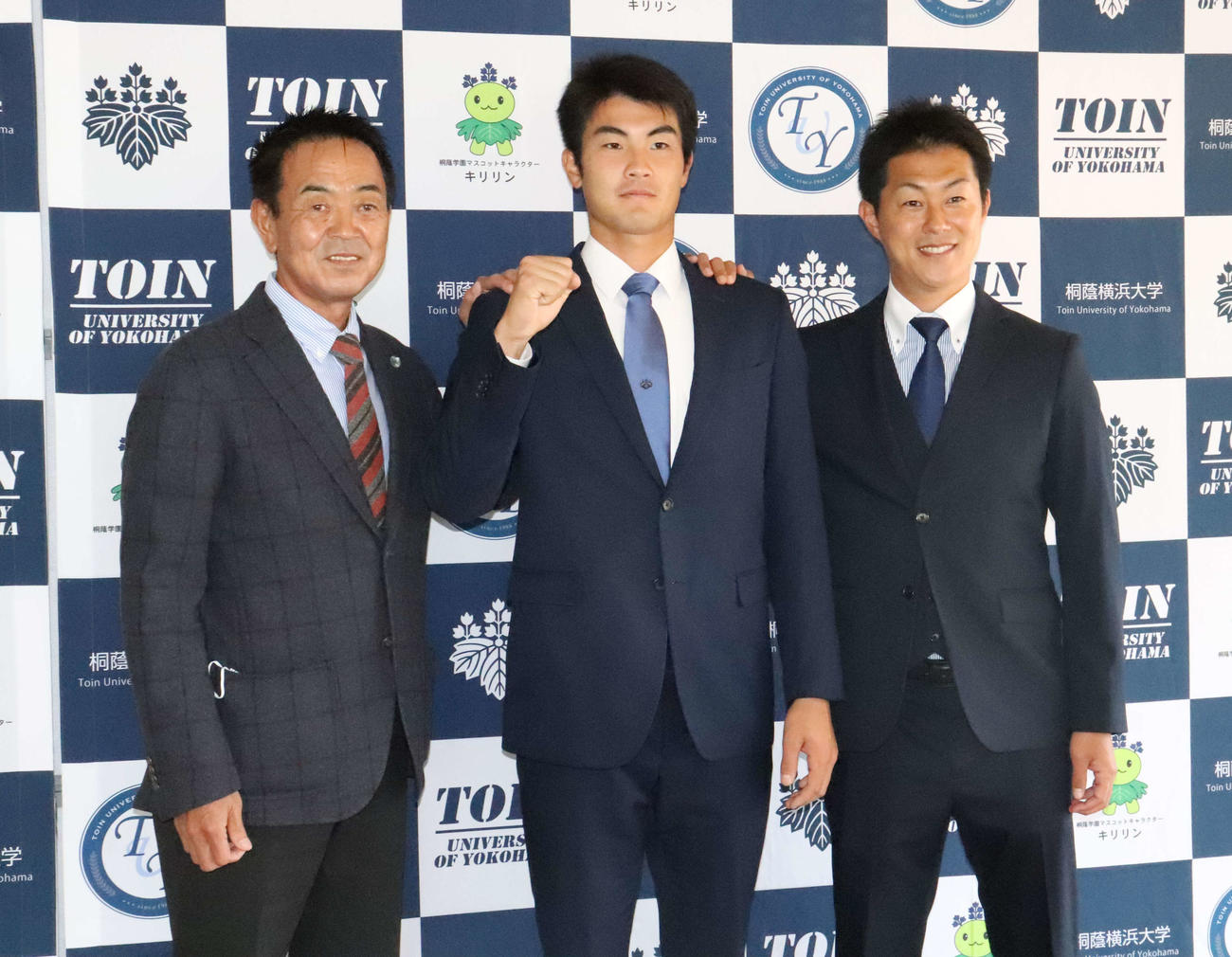 巨人水野スカウト部長（左）、円谷スカウト（右）に指名あいさつを受けた育成ドラフト6位の桐蔭横浜大・菊地（撮影・小早川宗一郎）