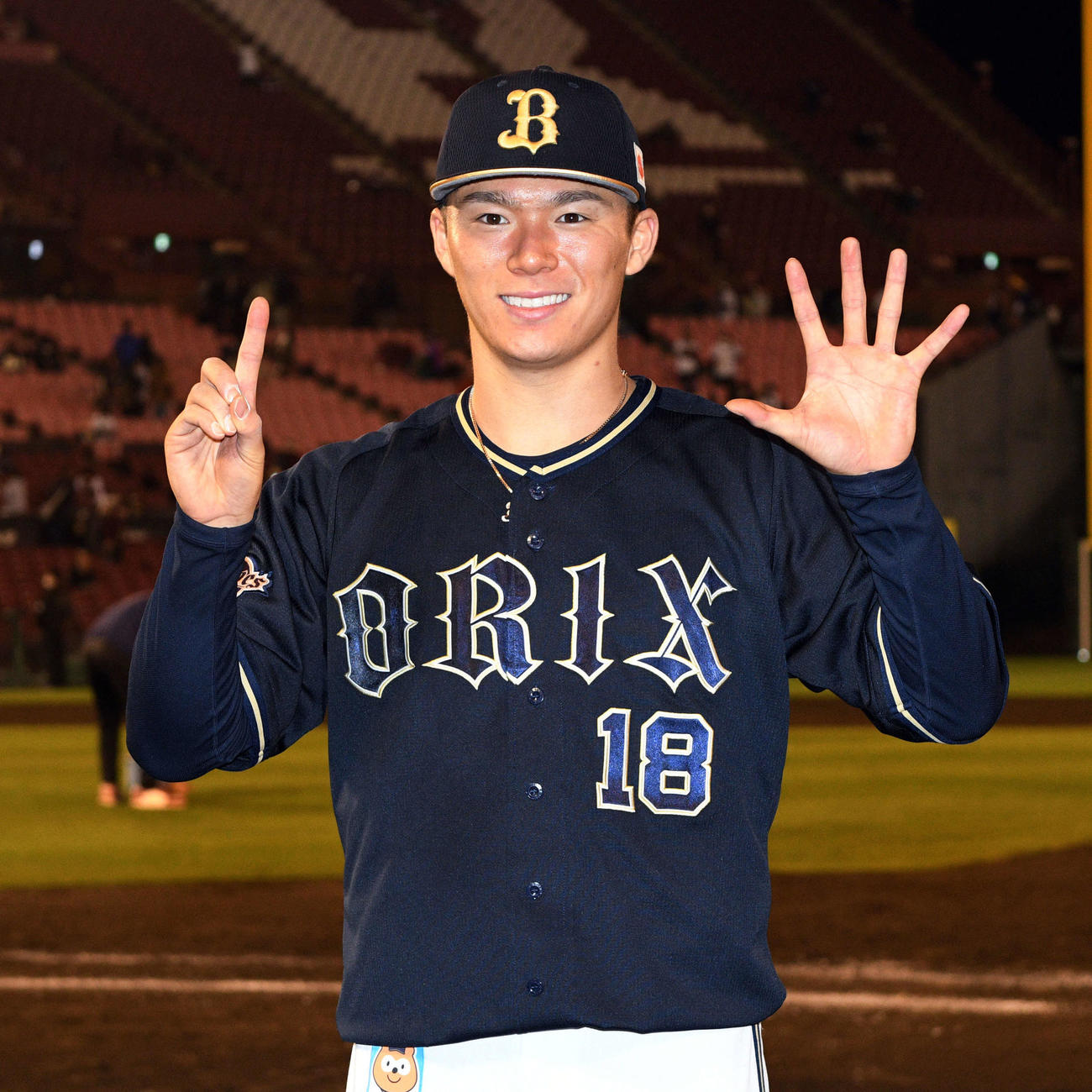 楽天対オリックス　15連勝を達成し指で「15」を作るオリックス山本（撮影・滝沢徹郎）