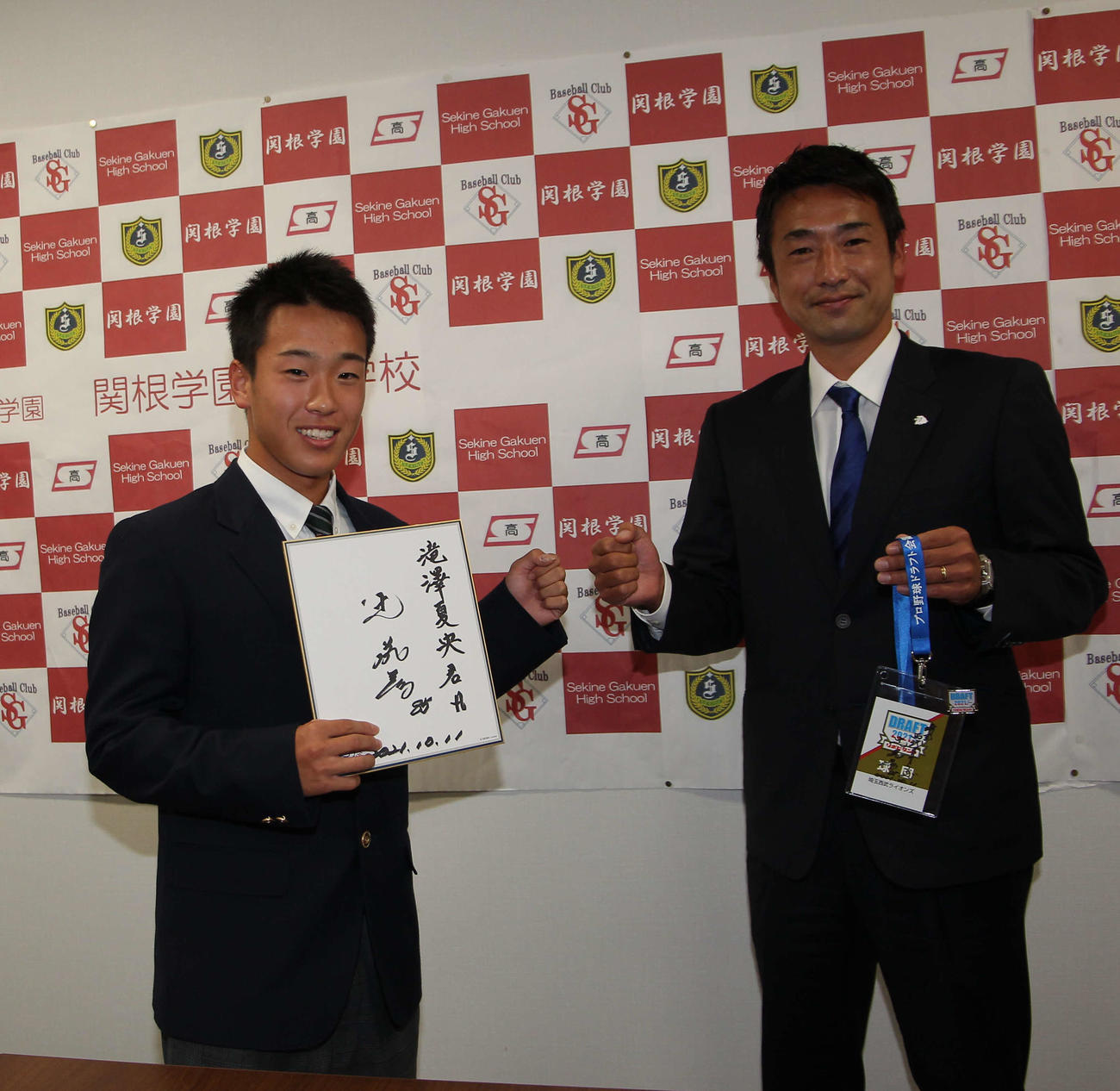 指名あいさつを受けてニッコリの滝沢内野手（左）。右は鈴木育成アマチュア担当