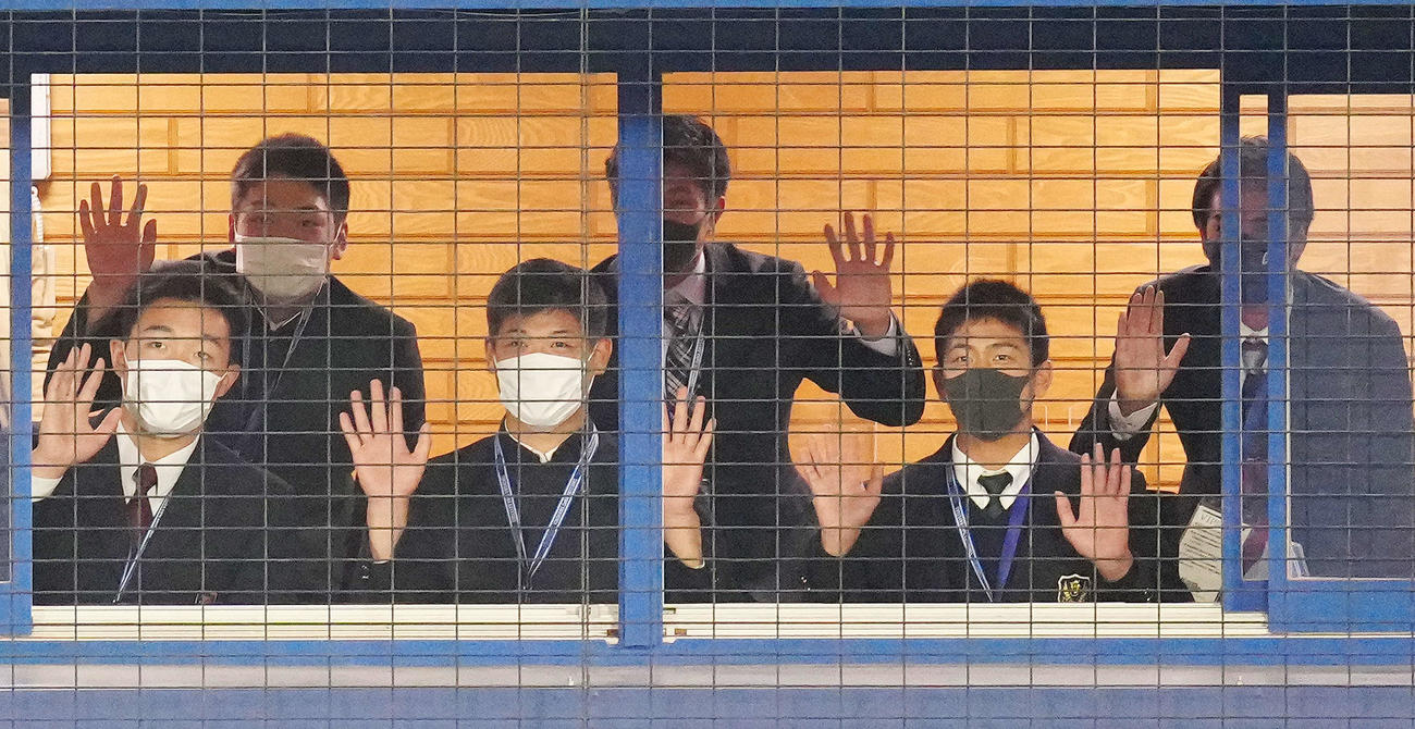 DeNA対ヤクルト　1回裏開始前、紹介され手を振るDeNAドラフト1位の市和歌山・小園（左から3人目）ら（撮影・江口和貴）