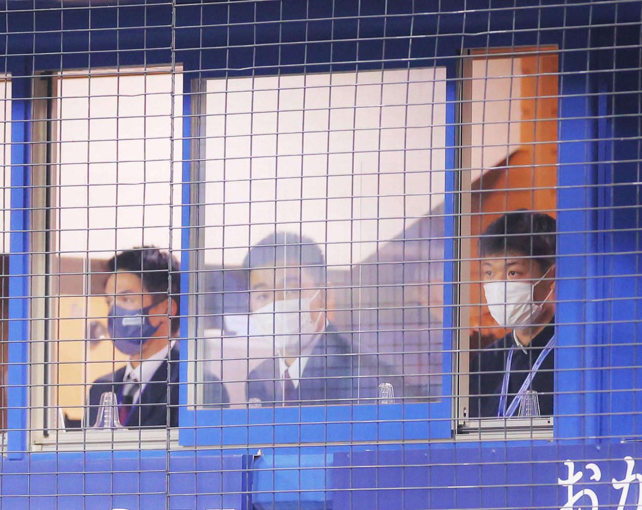 DeNA対ヤクルト　試合を観戦する、DeNAドラフト1位指名の市和歌山・小園（右）（撮影・河田真司）