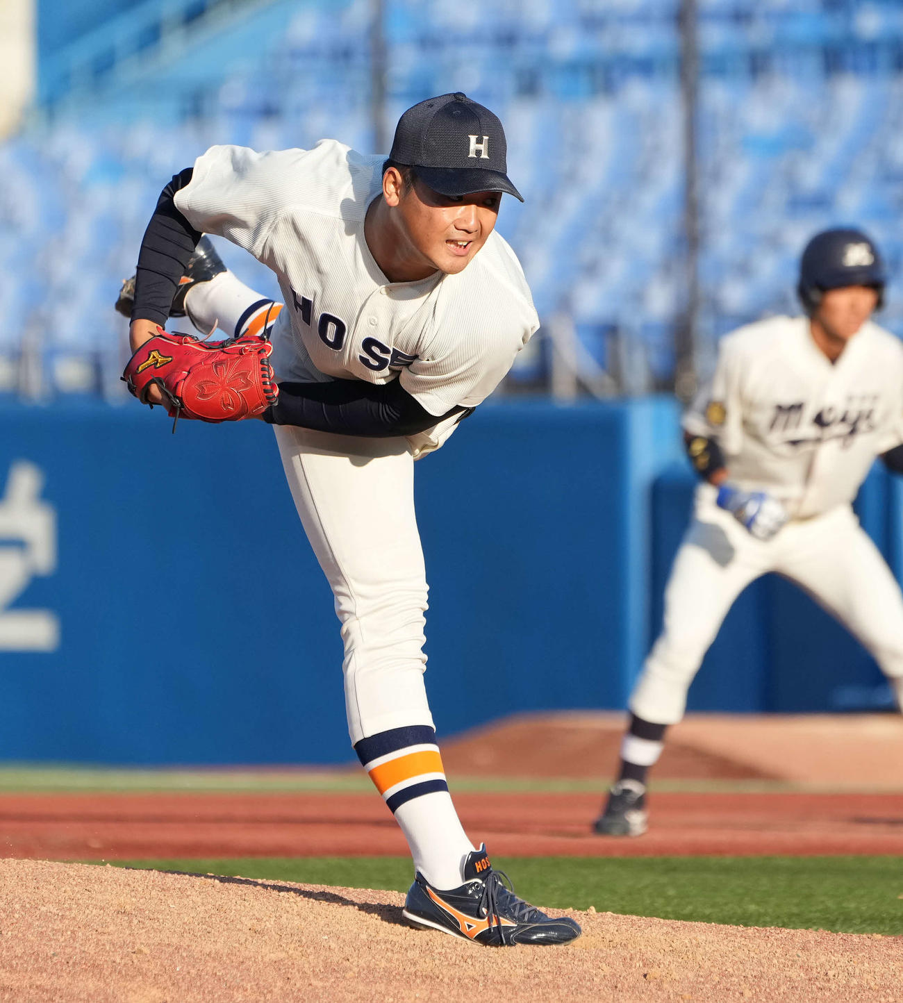 法大対明大　9回裏途中から登板した法大・山下（撮影・鈴木みどり）