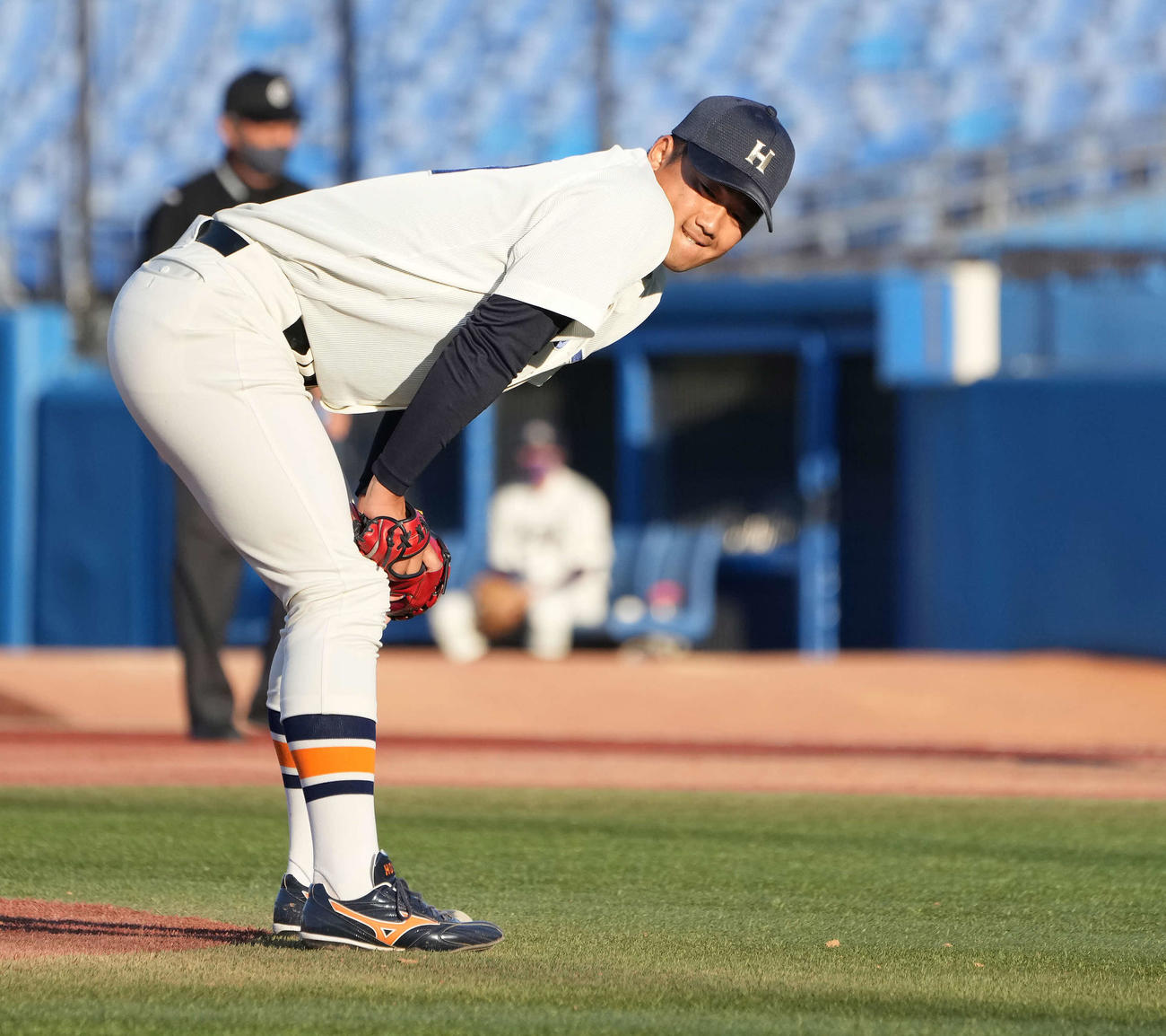 法大対明大　9回裏明大2死満塁、村松の打球を二塁手斎藤大が失策し同点とされ、肩を落とす山下（撮影・鈴木みどり）