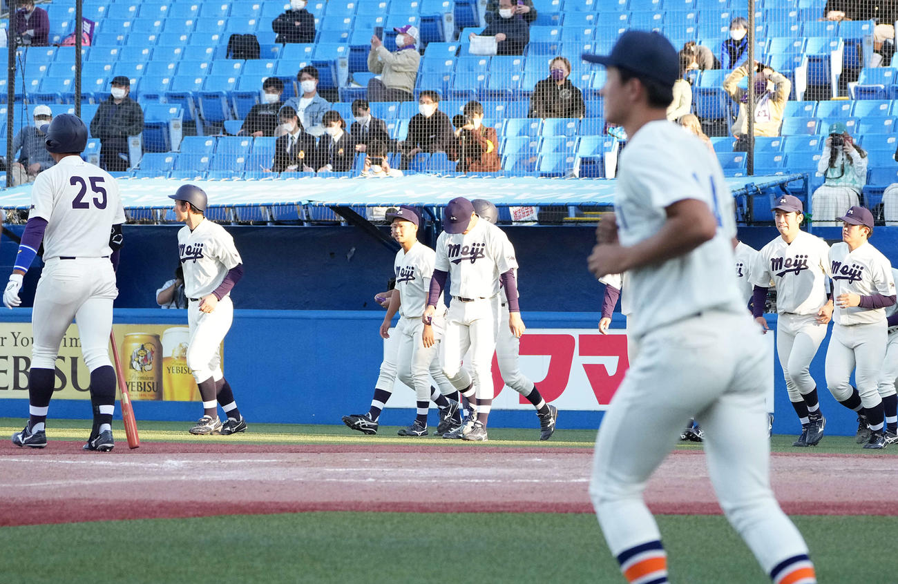 法大と引き分け、整列に向かう明大ナイン（撮影・鈴木みどり）