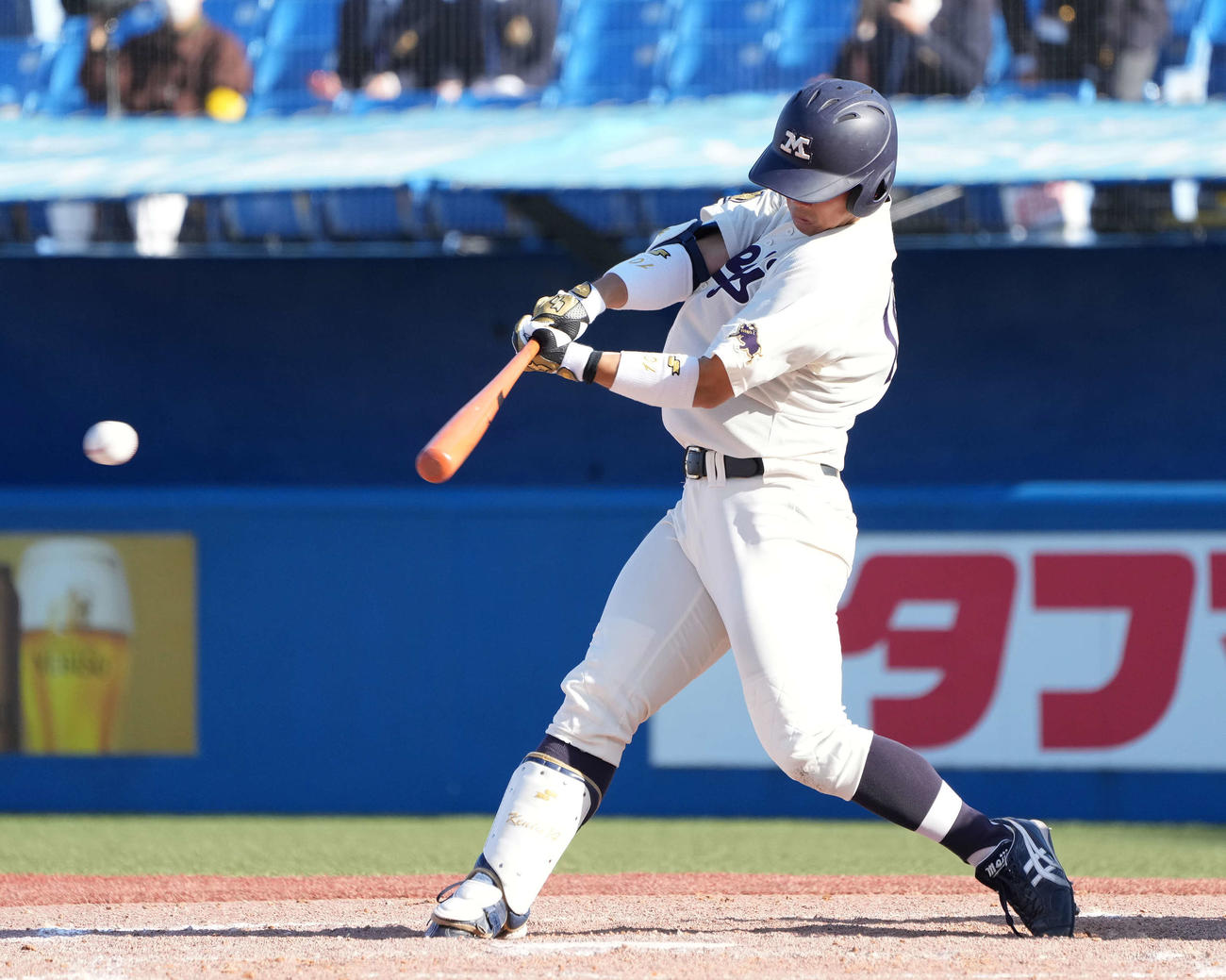 5回裏明大1死、安打を放つ丸山（撮影・鈴木みどり）