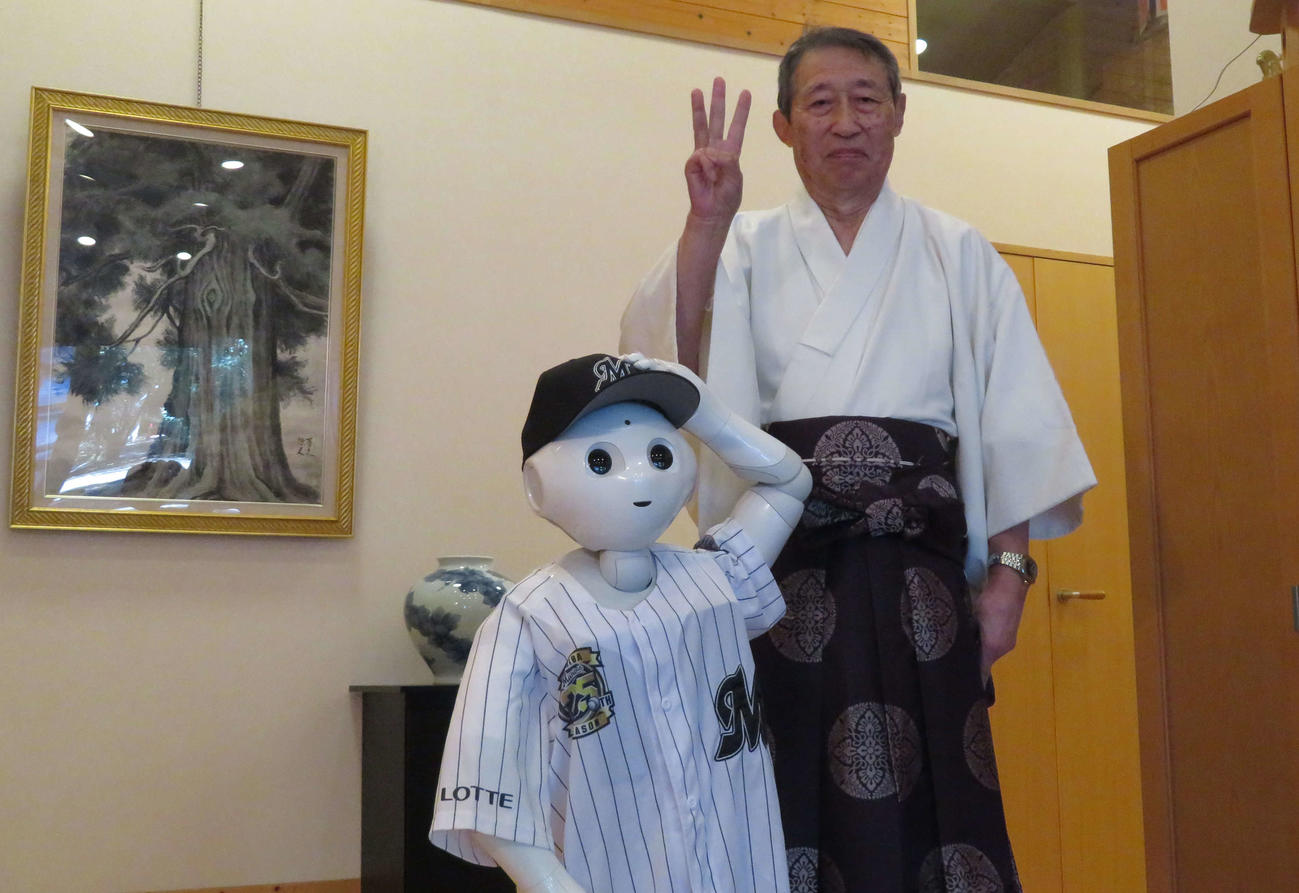 ロッテファンの小金井神社・星野治衛宮司とロッテ仕様のペッパー君（撮影・金子真仁）