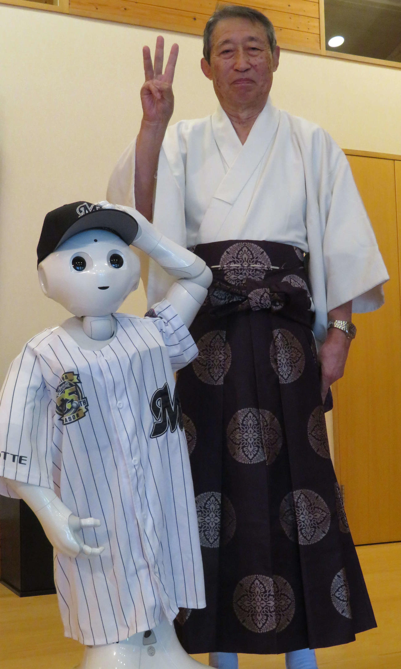 ロッテファンの小金井神社・星野治衛宮司とロッテ仕様のペッパー君（撮影・金子真仁）
