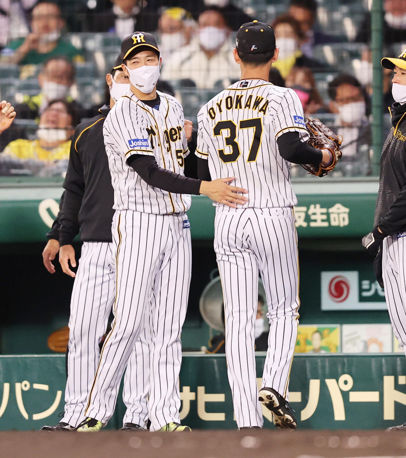 阪神対中日　3回、この回を抑えた阪神及川（右）と出迎える青柳（撮影・清水貴仁）