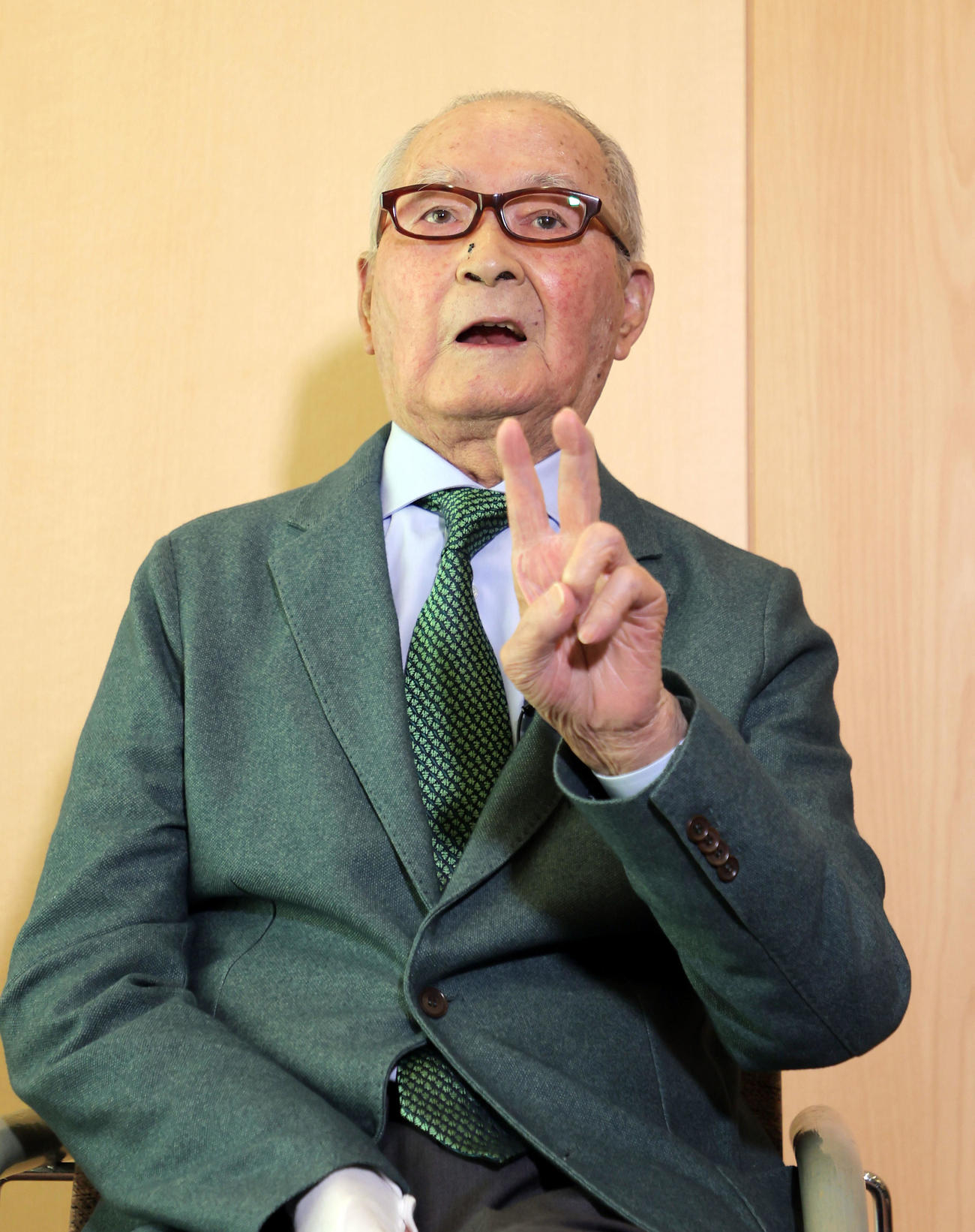 文化勲章を受賞し、報道陣に対応する長嶋終身名誉監督（代表撮影）