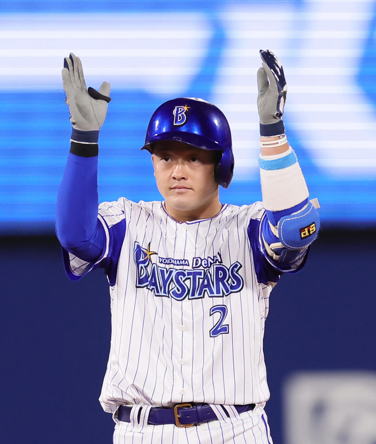 DeNA対ヤクルト　1回裏DeNA2死二塁、牧は右越え適時二塁打を放ち手をたたいて喜ぶ（撮影・足立雅史）