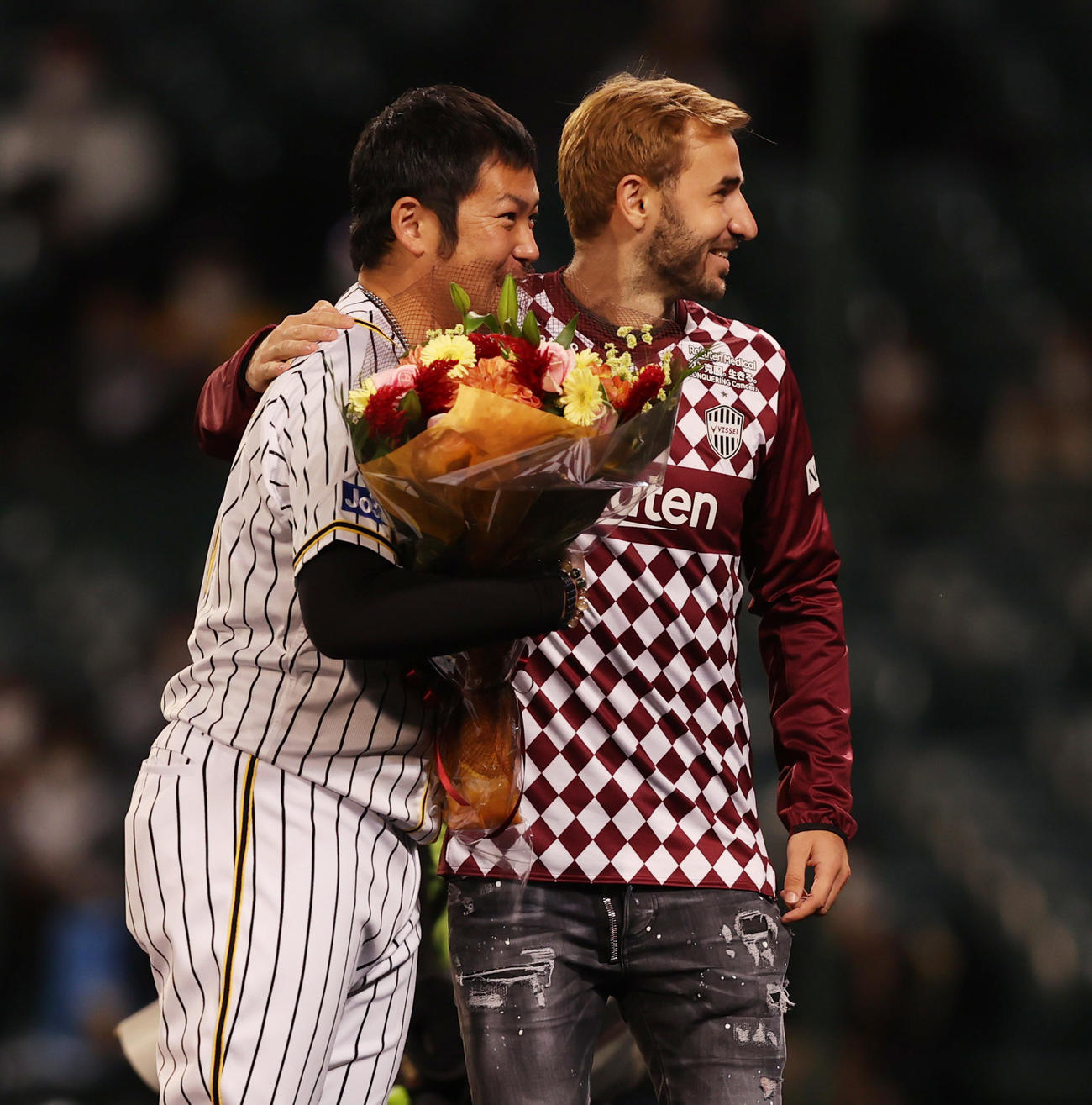 阪神対中日　ファーストピッチセレモニーでヴィッセル神戸サンペール（右）から花束を受け取る阪神岩田稔（撮影・清水貴仁）