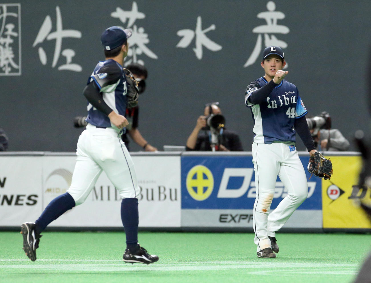 日本ハム対西武　2回裏日本ハム1死一、二塁、渡辺を遊併殺打に仕留め山田（左手前）を出迎える与座（撮影・佐藤翔太）