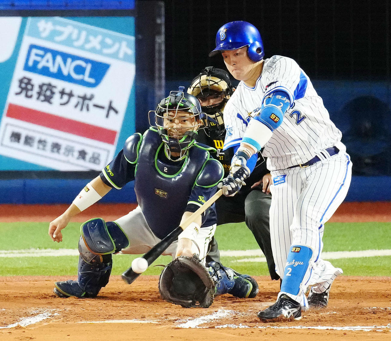 DeNA対ヤクルト　6回裏DeNA1死、左翼フェンス直撃の二塁打を放つ牧（撮影・江口和貴）