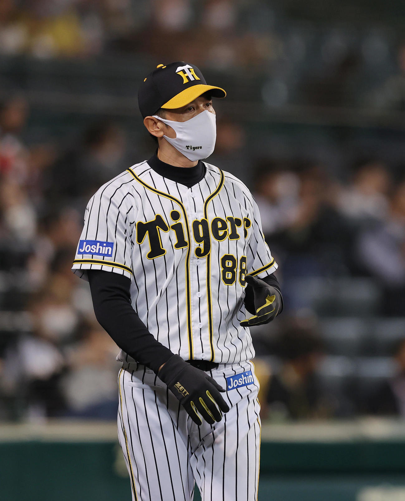 阪神対中日　2回裏の攻撃を終え、選手交代を告げる阪神矢野監督（撮影・前田充）