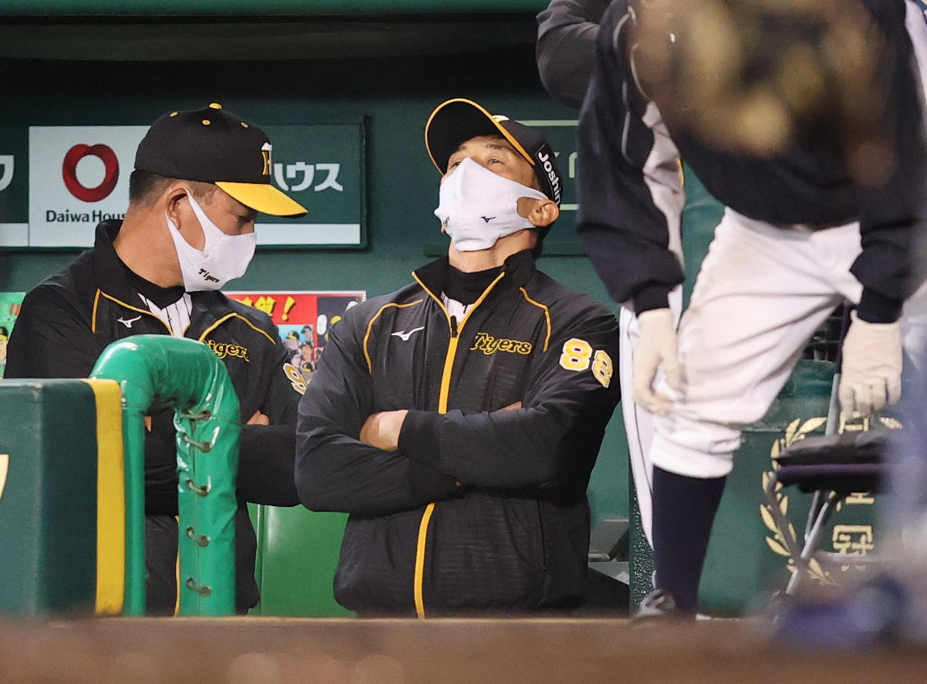 阪神対中日　4回、厳しい顔をみせる阪神矢野監督（撮影・清水貴仁）