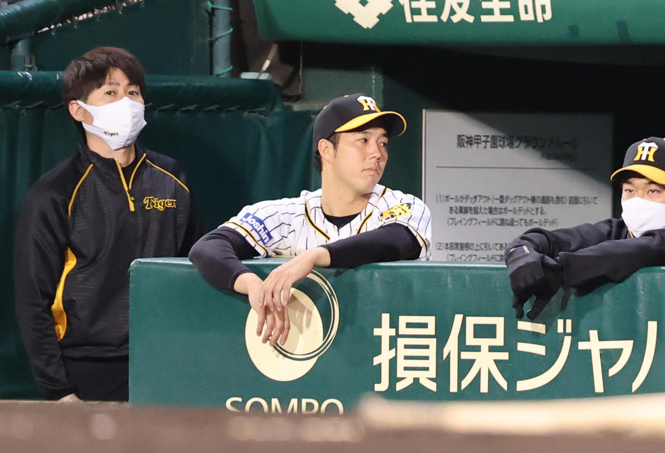 阪神対中日　2回裏阪神2死一、三塁、チャンスに代打が送られ降板となる青柳（撮影・清水貴仁）
