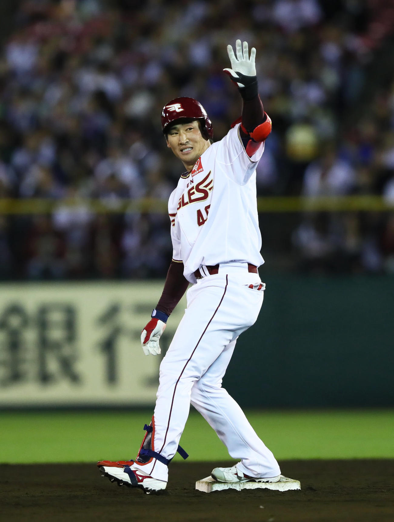 楽天恒例の「バーン」でファンの声援に応える下水流昂（2019年9月26日撮影）
