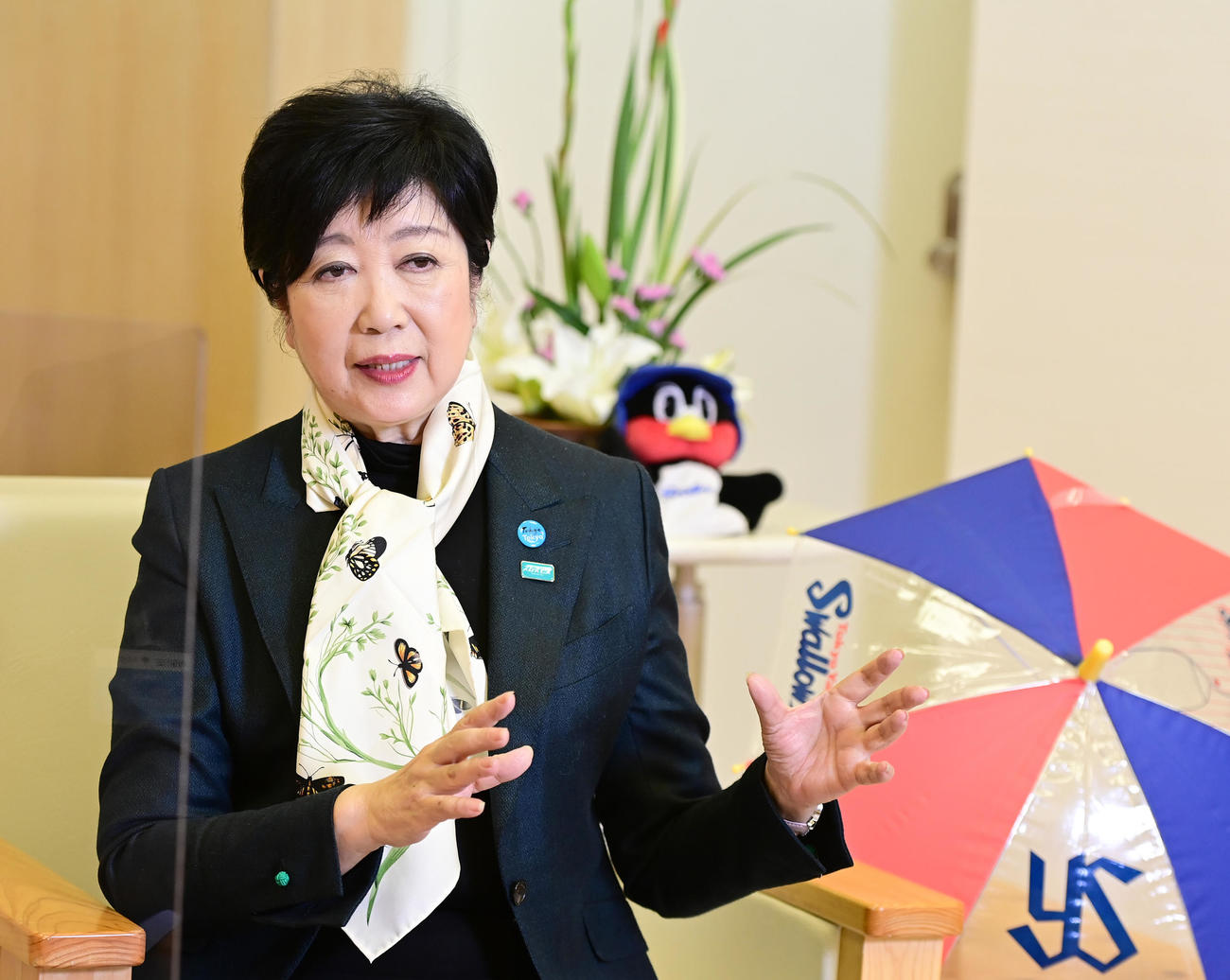 ヤクルトの優勝を笑顔で語る小池百合子東京都知事（撮影・小沢裕）