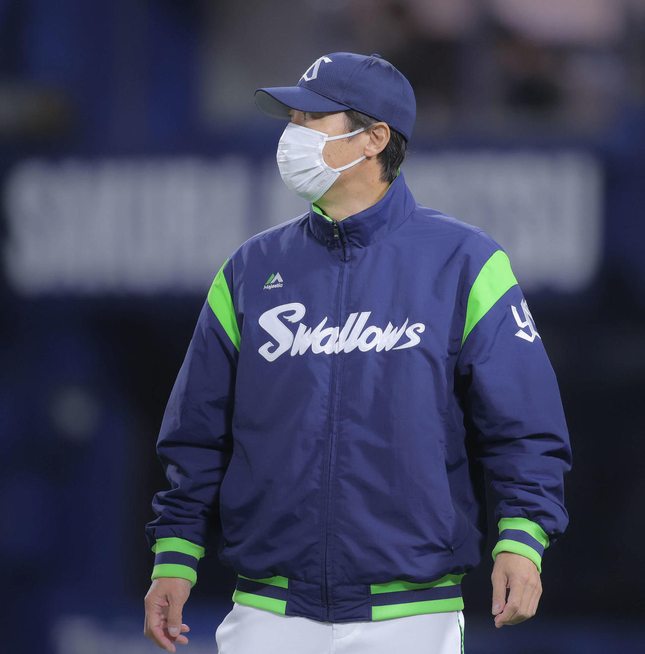 DeNA対ヤクルト　5回表を終え、選手交代を告げる高津監督（撮影・河田真司）