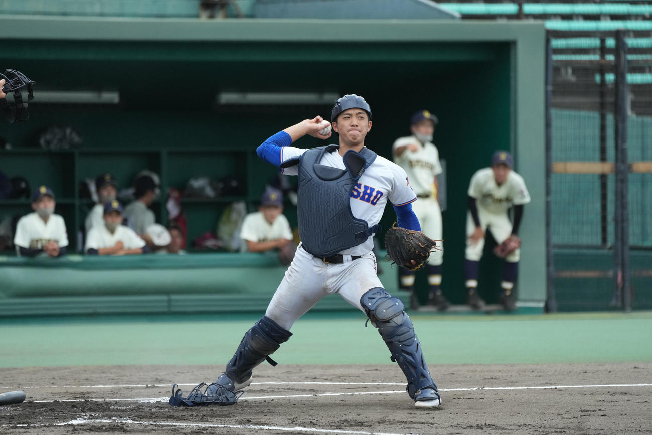 プレーする県岐阜商・高木翔斗捕手