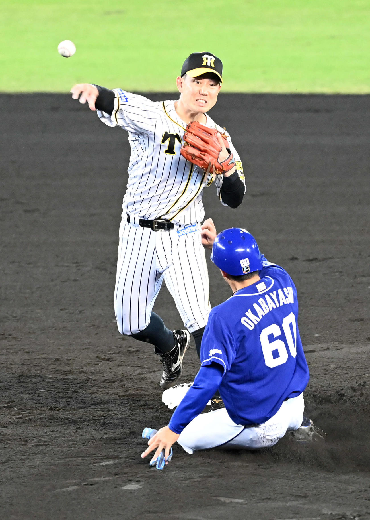 阪神対中日　2回表中日1死一、二塁、木下拓の三塁ゴロの送球を受けた糸原は一塁へ悪送球、先制点を許す。走者岡林（撮影・前岡正明）