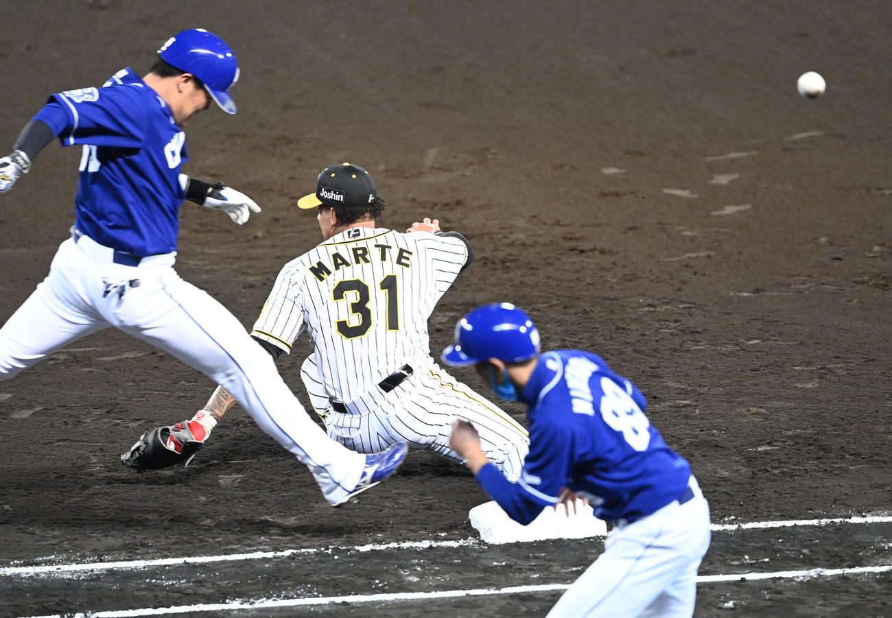 阪神対中日　2回表中日1死一、二塁、木下拓の三塁ゴロの送球を受けた糸原の一塁へ悪送球となる（撮影・前岡正明）