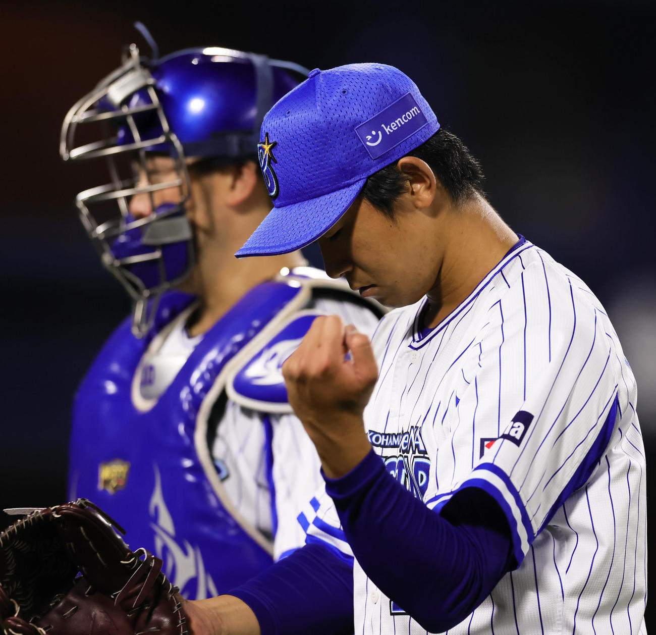 DeNA対ヤクルト　3回までに5点を失い悔しそうにグラブをたたきながらベンチに戻るDeNA今永（右）。左は戸柱（撮影・足立雅史）