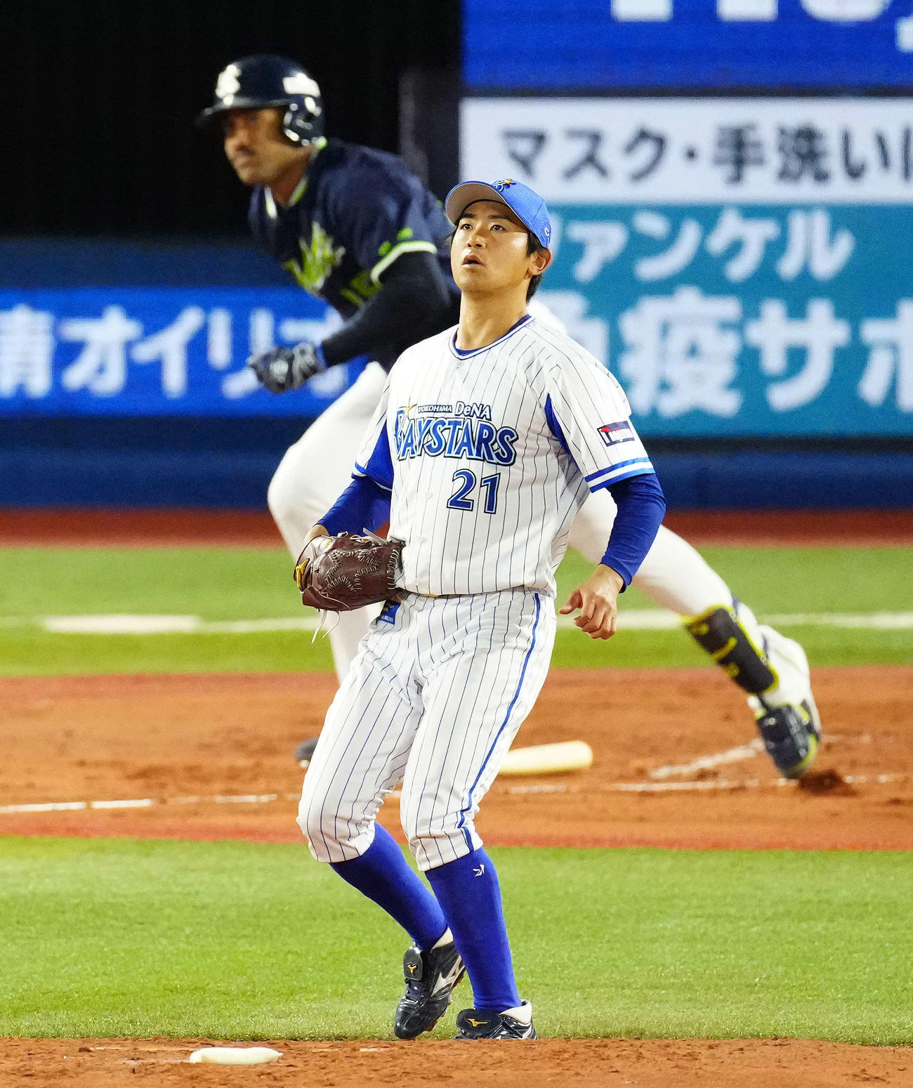 DeNA対ヤクルト　3回表ヤクルト1死満塁、サンタナ（後方）に2点適時二塁打を浴びる今永（撮影・江口和貴）