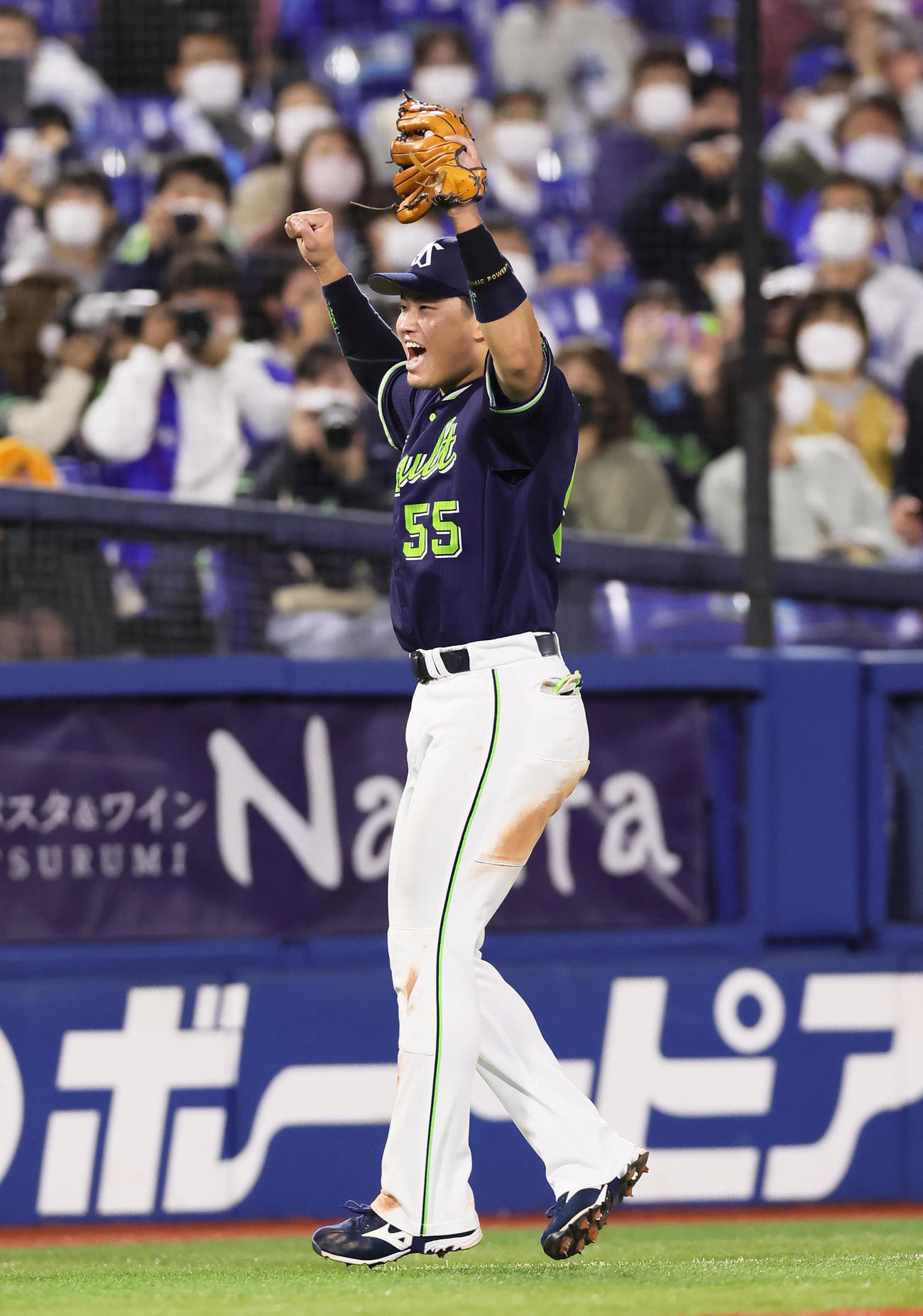 DeNA対ヤクルト　DeNAに勝利しガッツポーズするヤクルト村上（撮影・足立雅史）