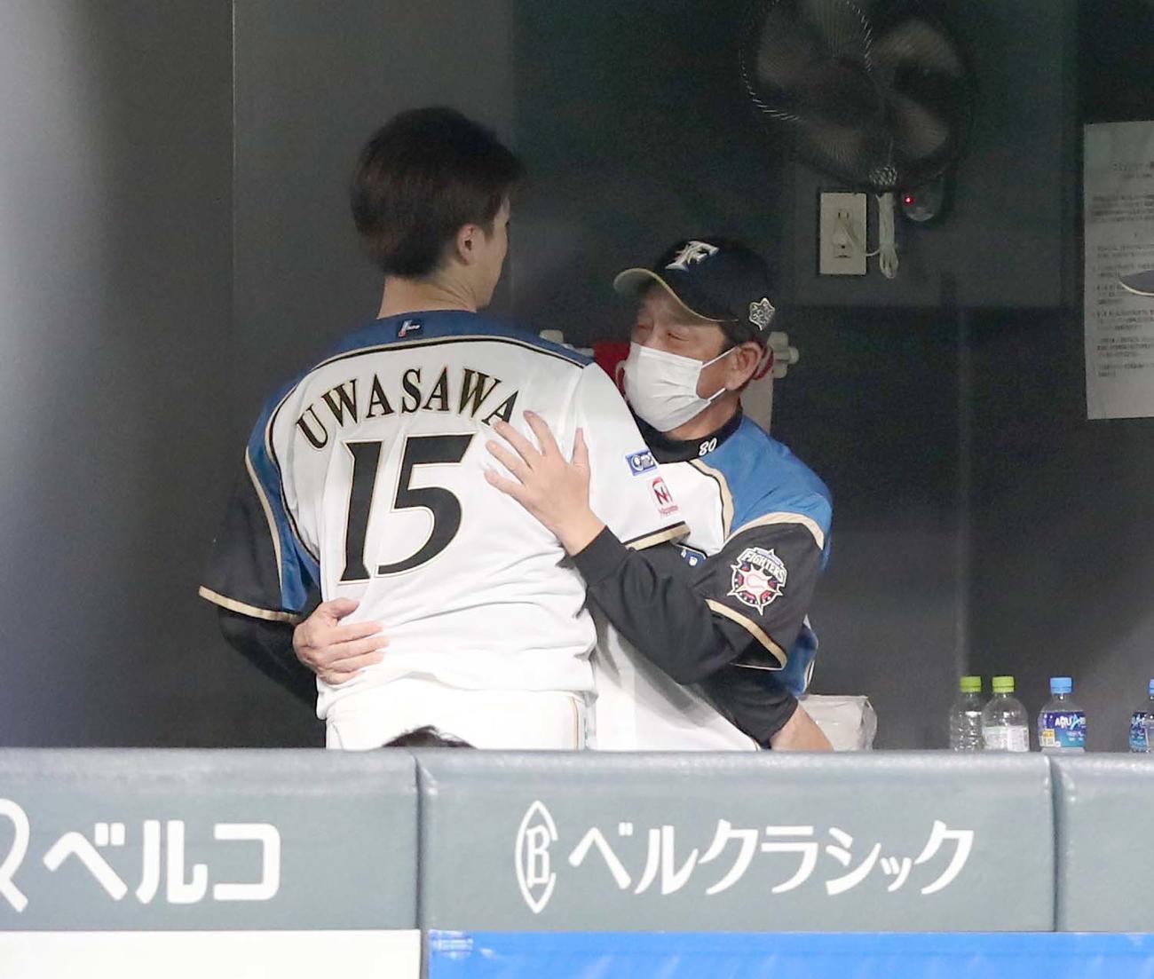 日本ハム対西武　ベンチで上沢と抱き合う栗山監督（撮影・黒川智章）