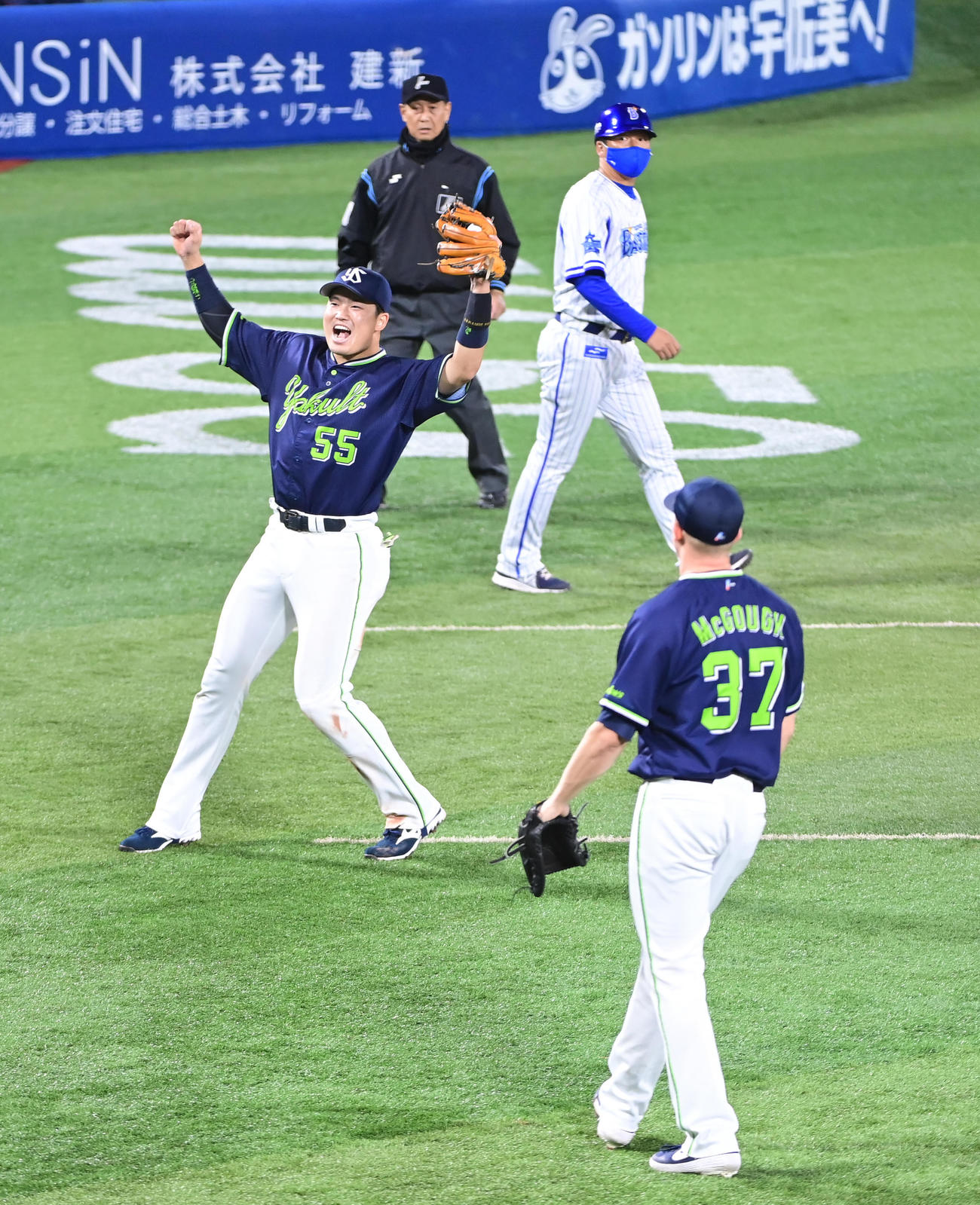 DeNA対ヤクルト　9回裏DeNA2死二、三塁、優勝マジック1となる佐野の三邪飛を捕球しガッツポーズする村上（撮影・小沢裕）