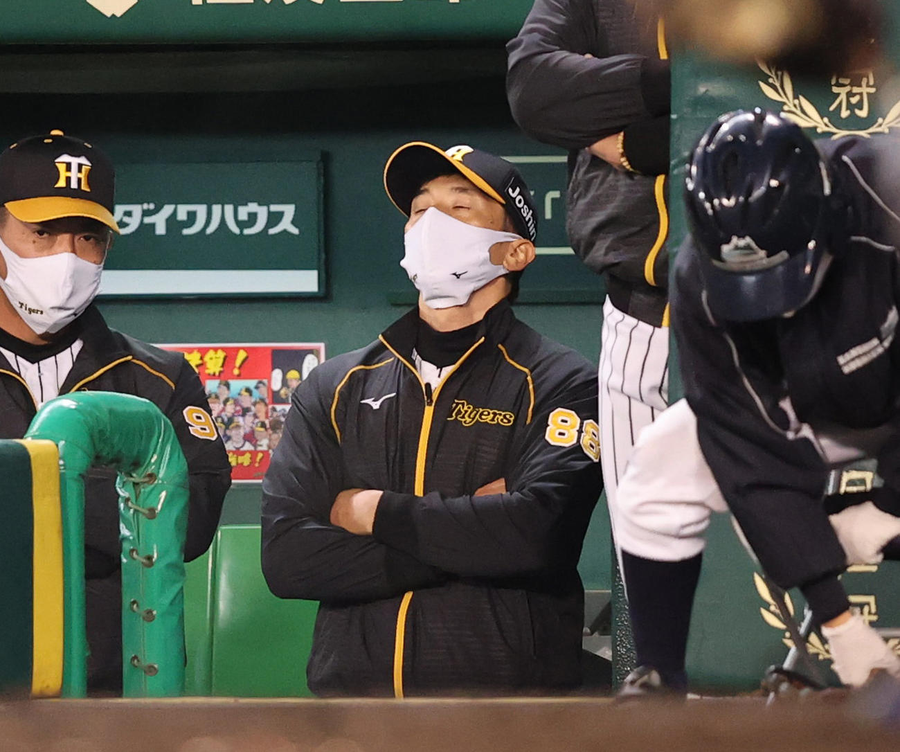 阪神対中日　4回、厳しい顔をみせる阪神矢野監督（撮影・清水貴仁）