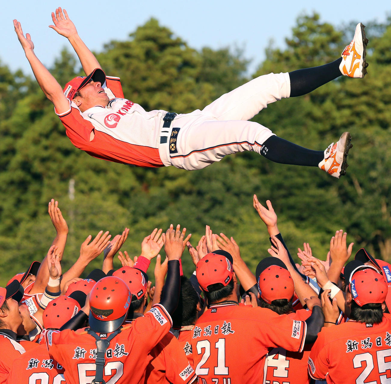 引退セレモニーで新潟ナインから胴上げされる高津＝2012年9月22日