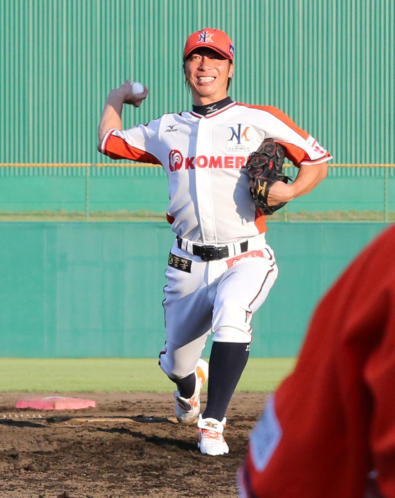 引退試合で始球式を行う新潟・高津臣吾＝2012年9月22日