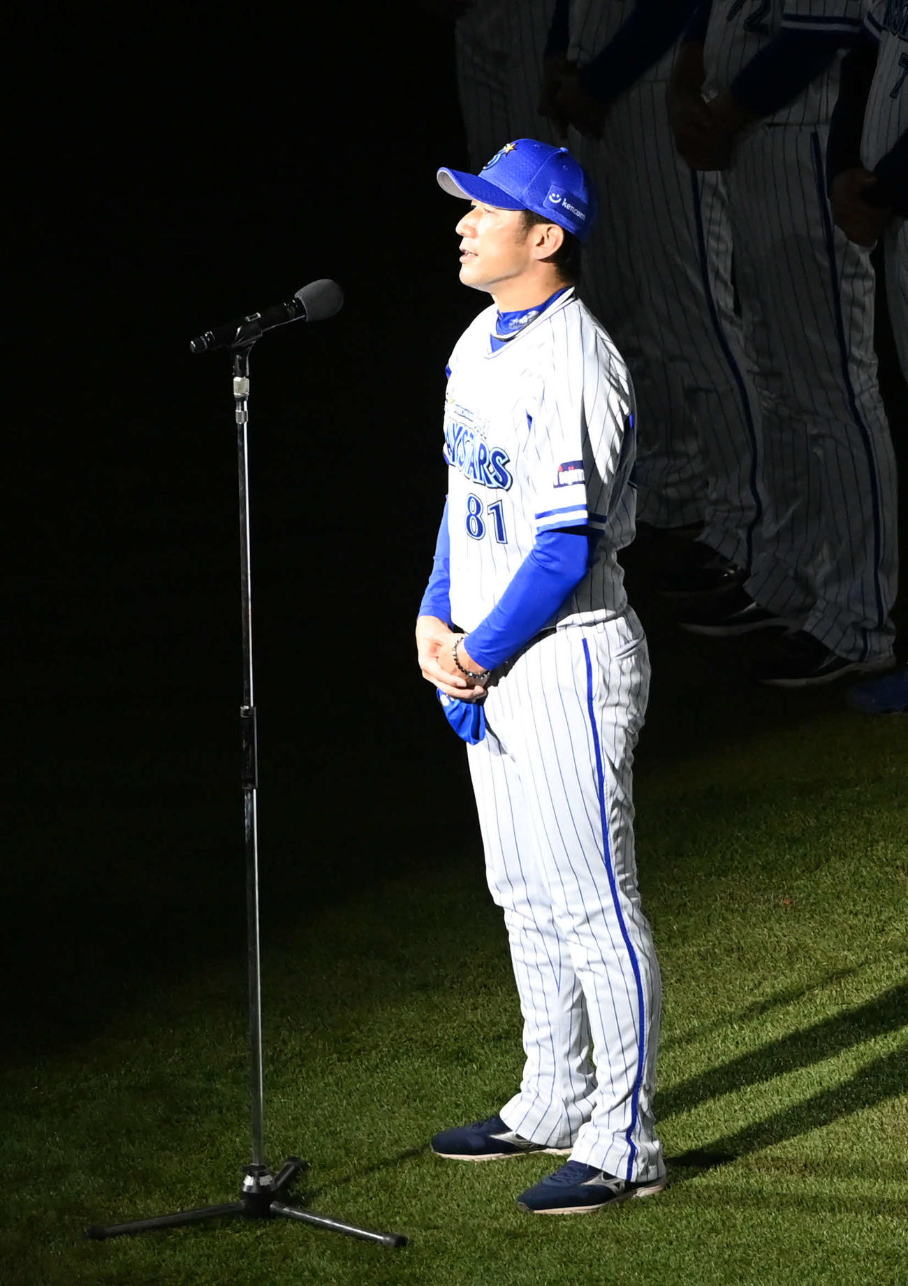 本拠地最終戦を終えてあいさつするDeNA三浦監督（撮影・山崎安昭）