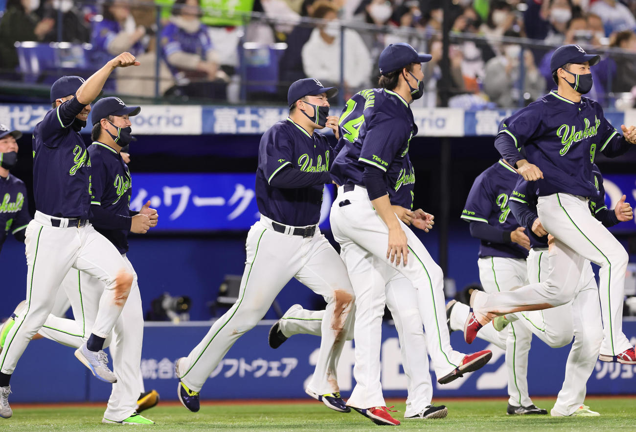 DeNA対ヤクルト　優勝が決まりグラウンドに駆け出すヤクルト村上（中央左）ら（撮影・足立雅史）