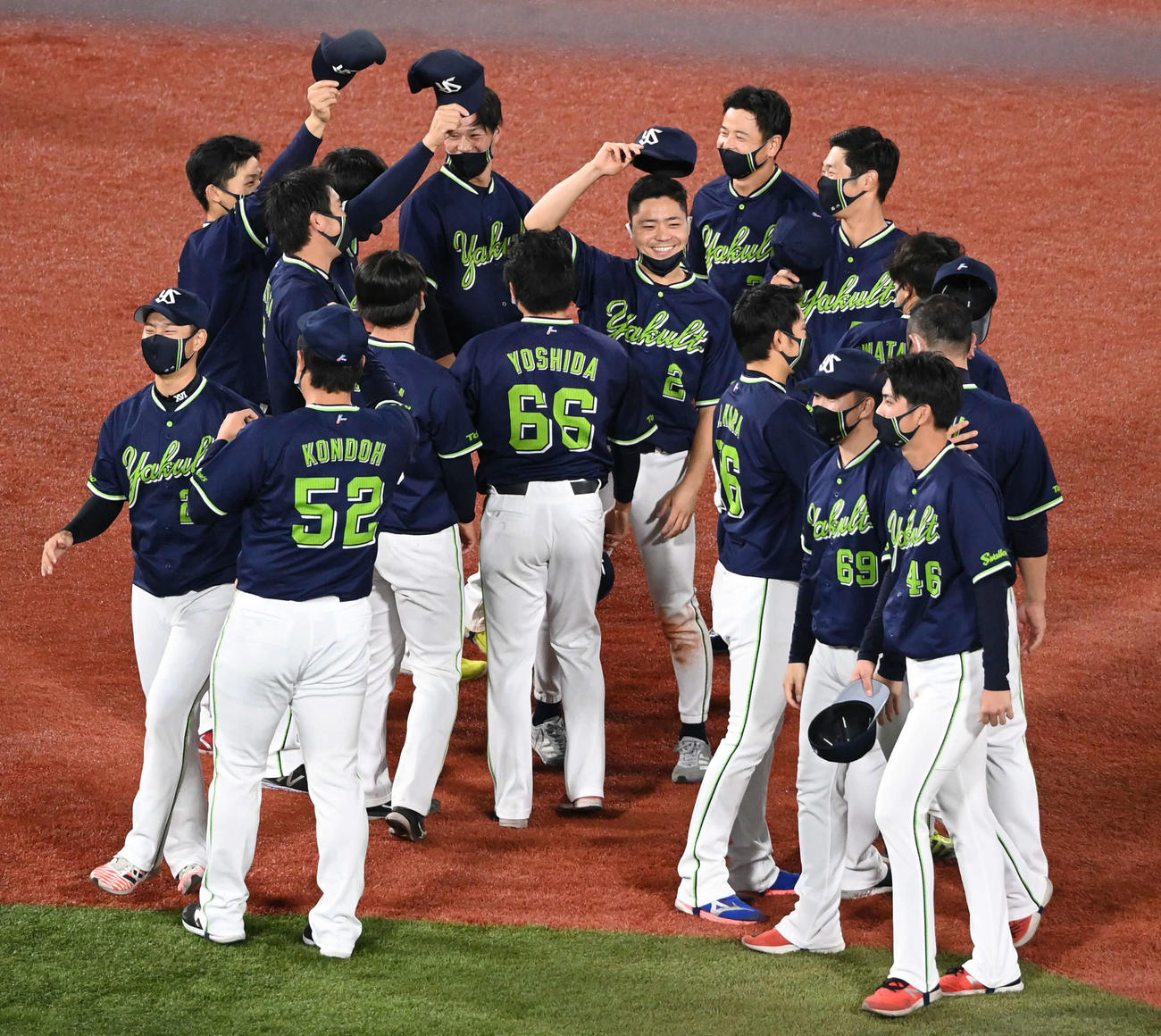 DeNA対ヤクルト　中村（中央）らヤクルトの選手たちは優勝に満面の笑み（撮影・山崎安昭）