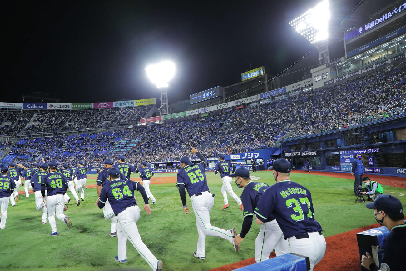 セ・リーグ優勝を決め、グラウンドに飛び出すヤクルトナイン（撮影・河田真司）