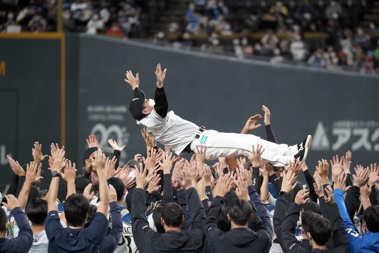 日本ハム対西武　今季限りで退任する日本ハム栗山監督はチームメートたちに胴上げされる（撮影・佐藤翔太）