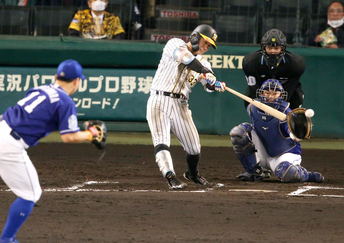 阪神対中日　6回裏阪神1死、糸原は左前打を放つ（撮影・上山淳一）