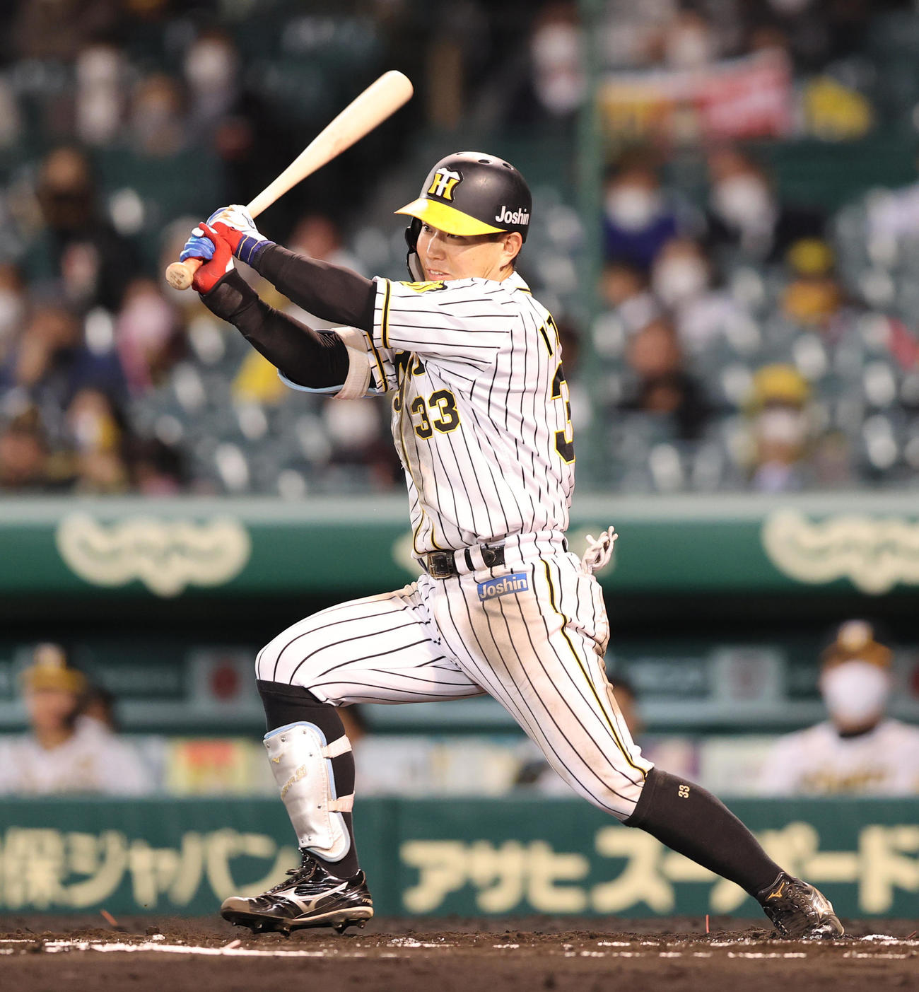 阪神対中日　6回裏阪神1死、左前打を放つ糸原（撮影・清水貴仁）