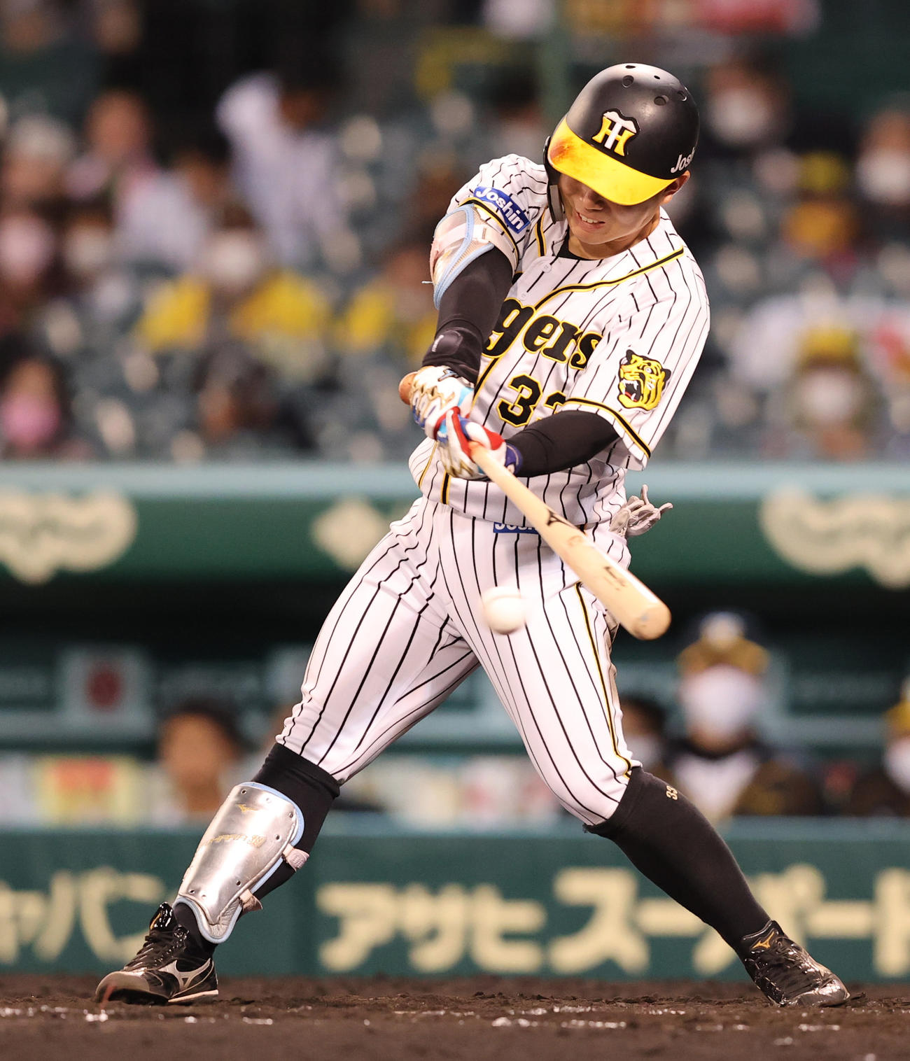 阪神対中日　3回裏阪神2死、左前打を放つ糸原（撮影・清水貴仁）