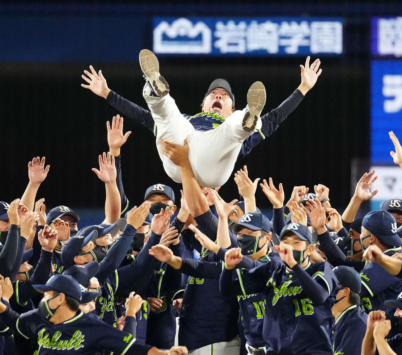 セ・リーグ優勝を決め胴上げされるヤクルト高津監督（撮影・江口和貴）