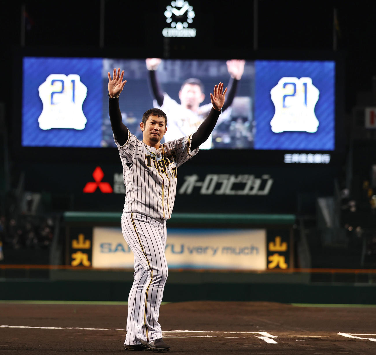 引退セレモニーで場内1周しファンに別れのあいさつを行う阪神岩田（撮影・清水貴仁）